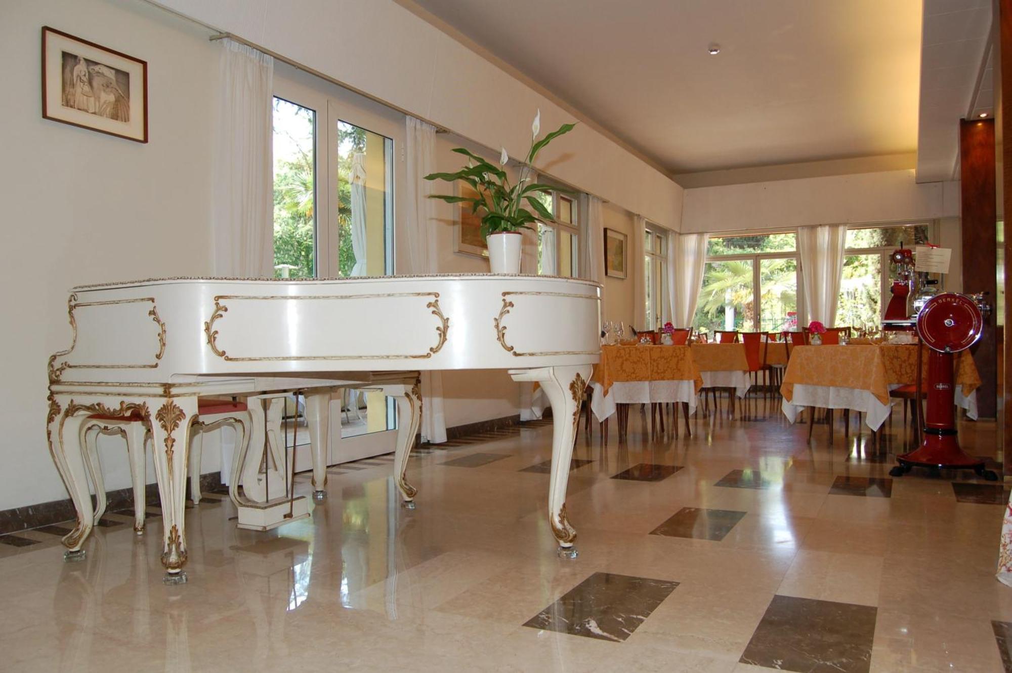 Hotel Broglia ซีร์มิโอเน ภายนอก รูปภาพ