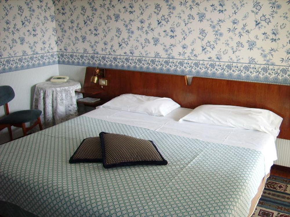Hotel Broglia ซีร์มิโอเน ภายนอก รูปภาพ